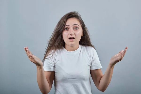 Tonåring i vit t-shirt med chockad ansiktsuttryck — Stockfoto