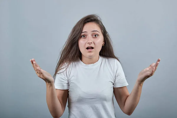 Adolescente en camiseta blanca con expresión facial impactada —  Fotos de Stock