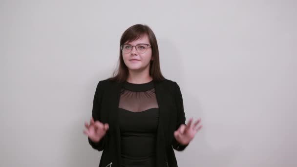 Νεαρή όμορφη καυκάσια γυναίκα δείχνει ok χειρονομία σημάδι — Αρχείο Βίντεο