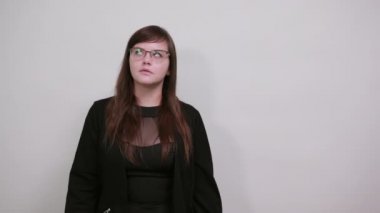 Güzel saç kesimi olan çekici bir kadın hayal kuruyor ve ellerini kafasından tutuyor.