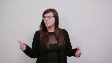 Güzel genç kız el ele tutuşuyor, yumrukları bir kenara atıyor.