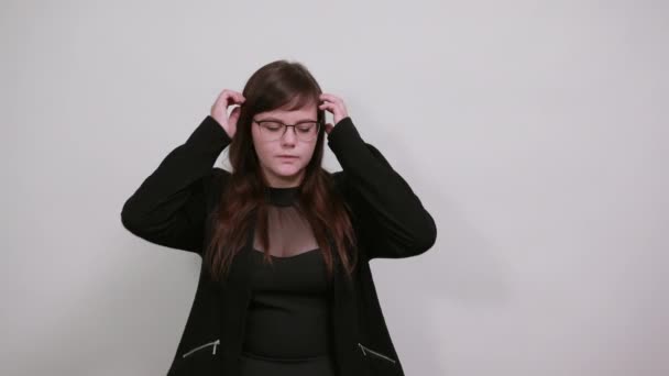 Attraktiv ung vacker kvinna ser frustrerad och tar händerna på huvudet — Stockvideo