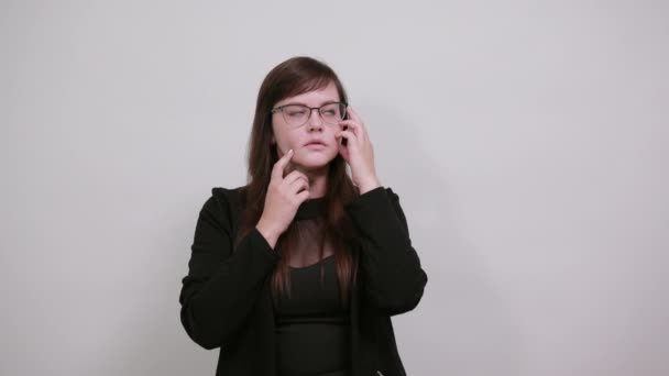 Молодая красивая белая женщина держит руку на лице, образцовый жест — стоковое видео