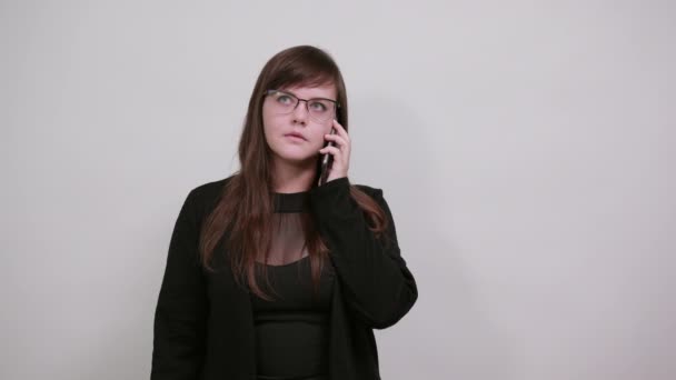 Magnifique femme sur de jolis vêtements tenant le téléphone, parlant de quelque chose — Video