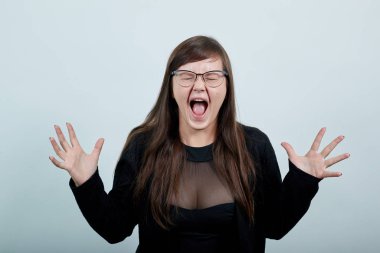 Çekici beyaz kadın bağırıyor, anons ediyor, elini kaldırıyor.