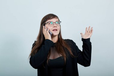 Iphone 'u tutan muhteşem kadın, bir şey hakkında konuşuyor.