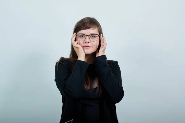 Junge schöne kaukasische Frau, die Hand aufs Gesicht hält, modellhafte Geste — Stockfoto