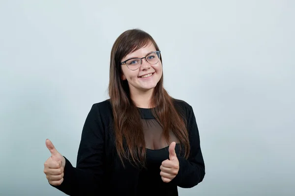 Chica bastante joven celebrando una victoria en la posición ganadora, manteniendo los puños en alto — Foto de Stock