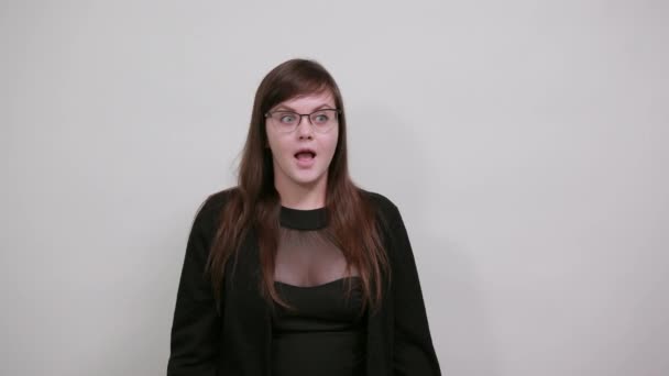 Πορτρέτο της γυναίκας που υψώνει τα δάχτυλα στην κάμερα, απευθείας με ανοιχτό το στόμα — Αρχείο Βίντεο