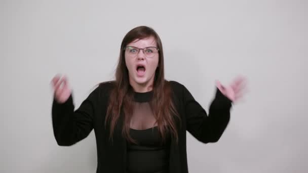 Удивлённая молодая женщина кричит, протягивает руки — стоковое видео