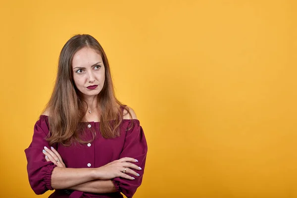 Chica jengibre en blusa de color burdeos con lazo sobre fondo naranja aislado —  Fotos de Stock