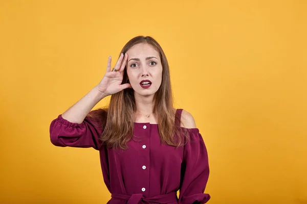 Mädchen hat gerade etwas erkannt und die Lösung beabsichtigt — Stockfoto