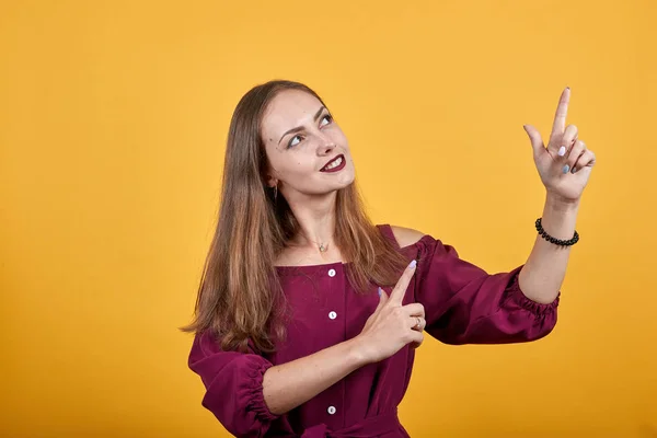 Молодая женщина с указательным пальцем отличная идея — стоковое фото