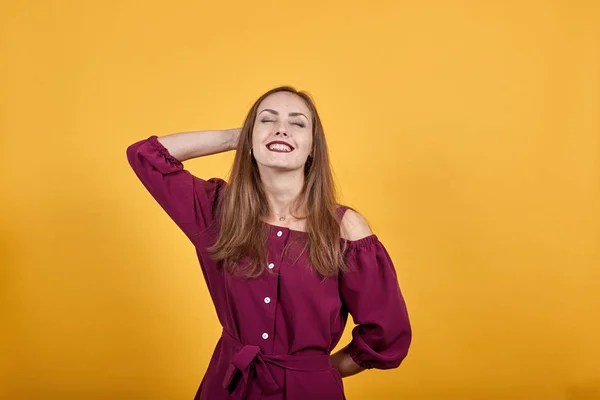 Fiatal lány burgundi blúz masni nevetés — Stock Fotó