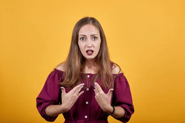 Dame in weinroter Bluse mit überraschendem Gesichtsausdruck — Stockfoto