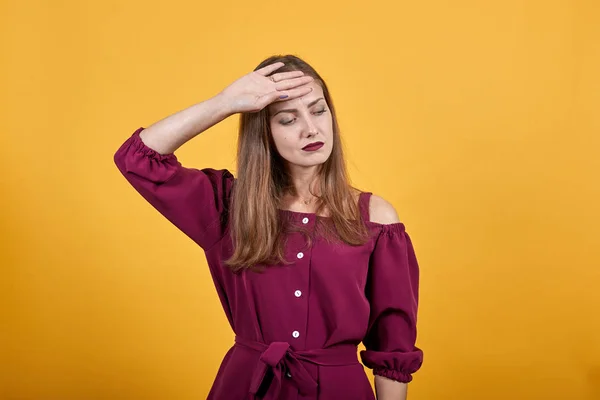 Frau hält ihre Hand mit müdem und krankem Gesichtsausdruck auf der Stirn — Stockfoto