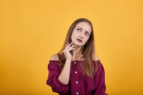 Ginger girl in bluse bordeaux con fiocco su sfondo arancio isolato — Foto Stock