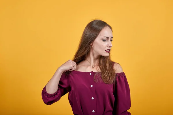 Chica jengibre en blusa de color burdeos con lazo sobre fondo naranja aislado —  Fotos de Stock