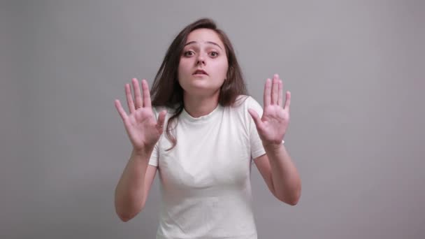 Señora conmocionada en camisa blanca haciendo stop gesture, mostrando espacio entre manos — Vídeos de Stock