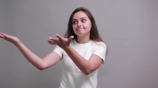 Brunette Kaukasische vrouw in de mode wit shirt groet, uitnodigen voor praten — Stockvideo