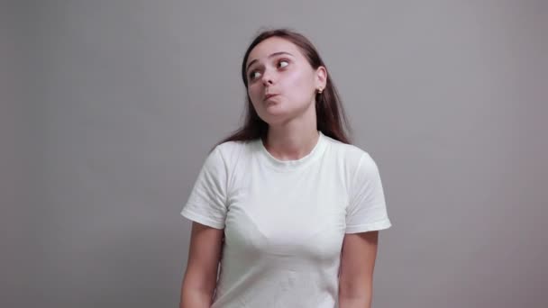 Vidám fiatal nő a divat fehér ing tartja a kezét a fejét, mosolygós — Stock videók