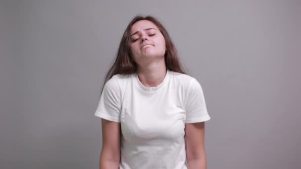 Egy csalódott nő fehér ingben széttárja a kezét, boldogtalannak tűnik. — Stock videók