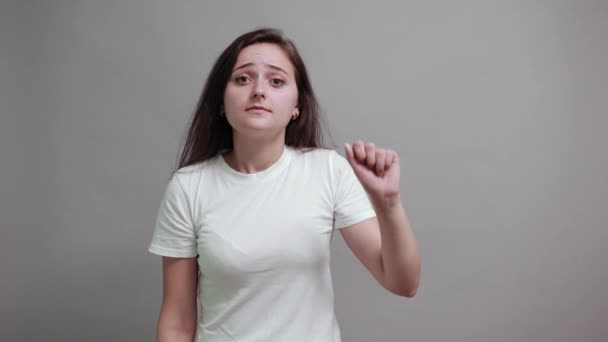 Mulher alegre encantadora na camisa branca da forma que mostra oito dedos, sorrindo — Vídeo de Stock