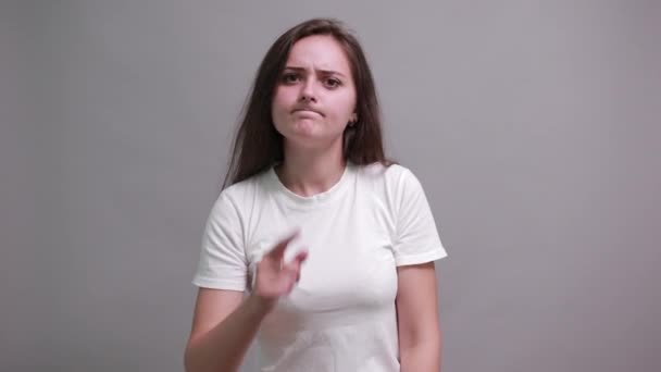 Unhappy brunette young woman dissatisfied, waving her fingers. — ストック動画