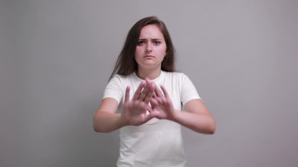 Mujer cansada en camisa blanca de moda haciendo gesto de stop, poner la cabeza en las manos — Vídeo de stock