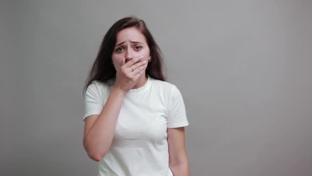 Ziekte blanke vrouw in de mode wit shirt hoest, houden hand op nek — Stockvideo
