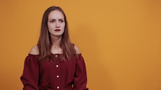 Jeune femme déçue en robe marron agitant le poing, gardant la main sur le coude — Video
