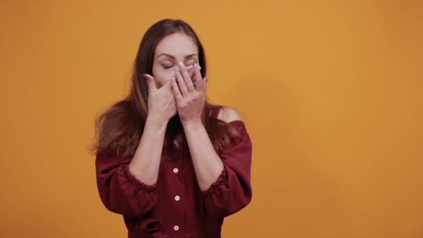 Bruna donna affascinante in abito marrone bocca coperta con le mani, scioccato . — Video Stock