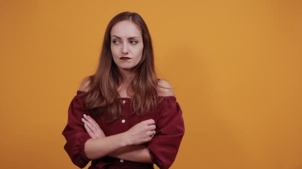 Joyeux jeune femme gardant les mains croisées, agitant doigt à la caméra . — Video