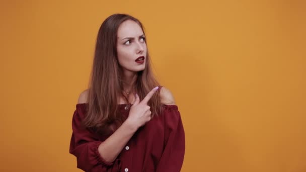 Aantrekkelijke caucasin jonge vrouw houden vingers gekruist, loking op camera. — Stockvideo