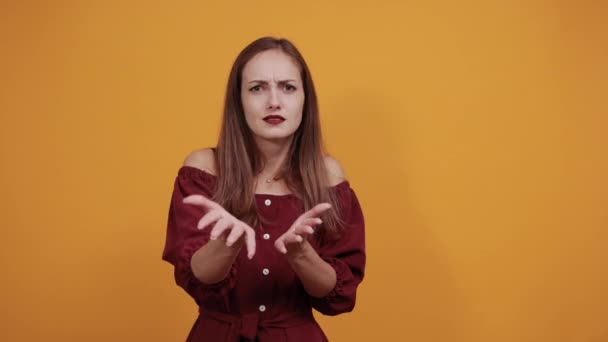 Attraktive Frau im kastanienbraunen Kleid zeigt Handfläche in die Kamera, macht Stop-Geste — Stockvideo