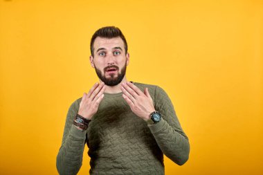 Şok olmuş, yakışıklı, beyaz bir adam. El ele tutuşuyor, güzel görünüyor.