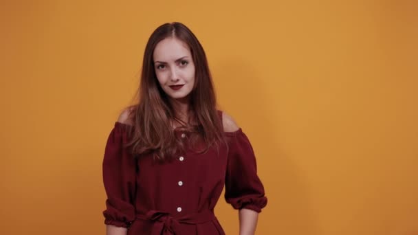 Mujer encantadora alegre invitando a hablar, manteniendo la mano en el cinturón . — Vídeos de Stock