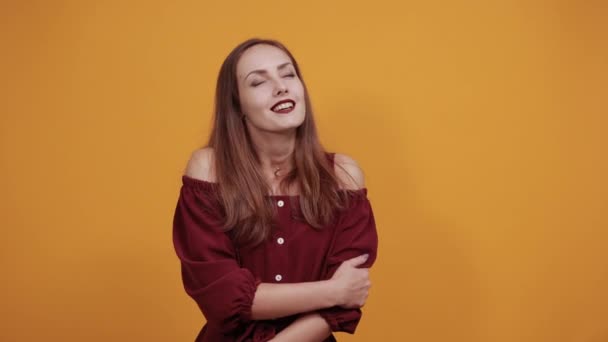 Encantadora dama alegre en vestido granate de moda abrazándose, sonriendo — Vídeos de Stock