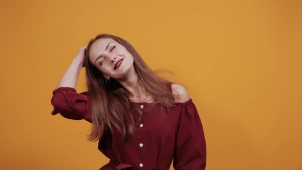 Glada charmig dam i mode maroon klänning leende, dans — Stockvideo
