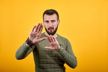 Hayır, jesti durdurun, kameraya avuçlarınızı gösterin.