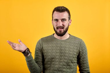 Avuç içlerini gösteren yakışıklı beyaz bir adam, sakin görünüyor.