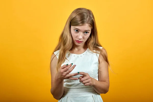 Enttäuschte kaukasische junge Frau, die die Finger zählt und konzentriert wirkt — Stockfoto