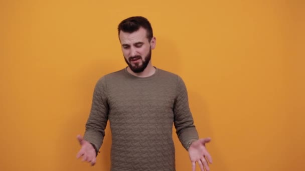 Uomo confuso stende le mani, cercando deluso indossare abiti casual — Video Stock