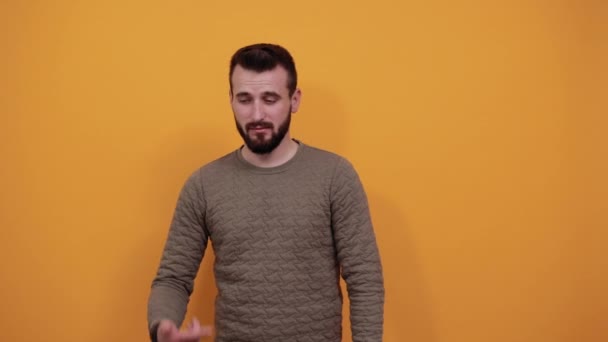 Verwirrter gutaussehender kaukasischer Mann, der mit dem Finger auf sich selbst zeigt und zur Seite schaut — Stockvideo