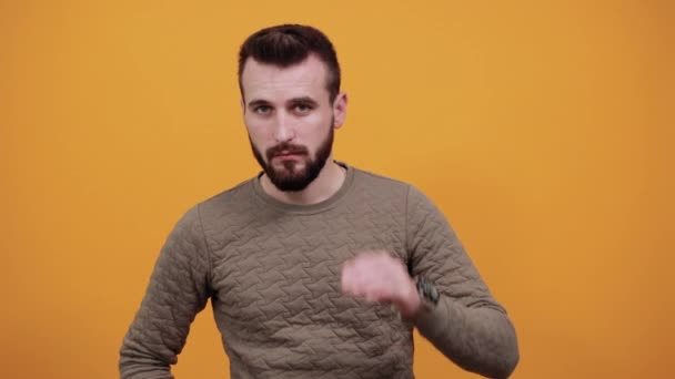 Elbűvölő jóképű férfi néz félre, tartja a kezét a fejen, fejfájás — Stock videók