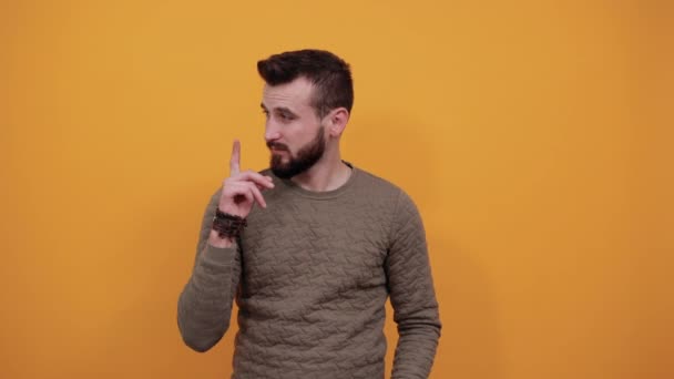 Unshaven beau caucasien homme pointant avec les doigts vers le haut, regardant heureux — Video