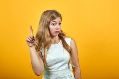 Şok olmuş genç bir kadın hayal kırıklığına uğramış gibi görünüyor.