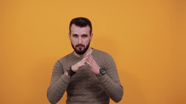 Homme caucasien regardant caméra, garder la main sur le menton, jolie — Video