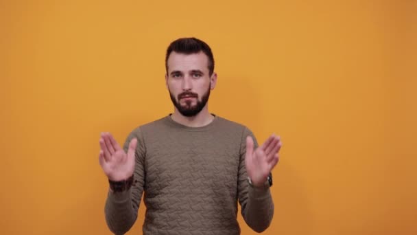 Scioccato bell'uomo caucasico mostrando palme alla telecamera, tenendo la bocca aperta — Video Stock