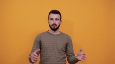 Kafası karışmış yakışıklı ellerini açar, hayal kırıklığına uğramış gibi görünür.